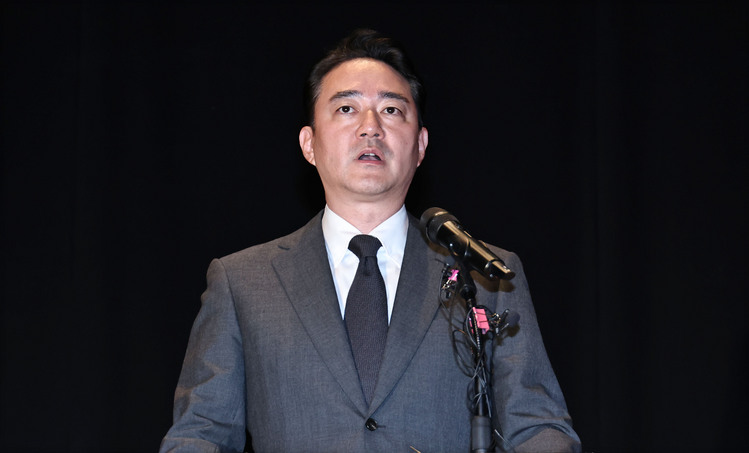 홍정도 중앙그룹 부회장이 15일 서울 마포구 중앙일보빌딩에서 열린 JTBC 등 중앙그룹 일부 계열사의 유동성 위기로 인한 회생 절차 개시 관련 입장 발표 기자회견에서 사과문을 낭독하고 있다.  /연합뉴스 