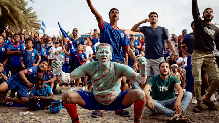 15일(현지시간) 카보베르데 민델루의 응원 행사장에서 팬들이 2026 FIFA 월드컵 H조 카보베르데와 스페인의 경기를 관람하며 응원하고 있다. /AP=연합뉴스
