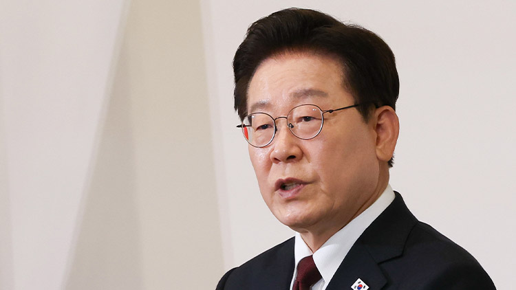 이재명 대통령이 15일(현지시간) 이탈리아 로마 한 호텔에서 열린 동포 간담회에서 격려사를 하고 있다. /연합뉴스