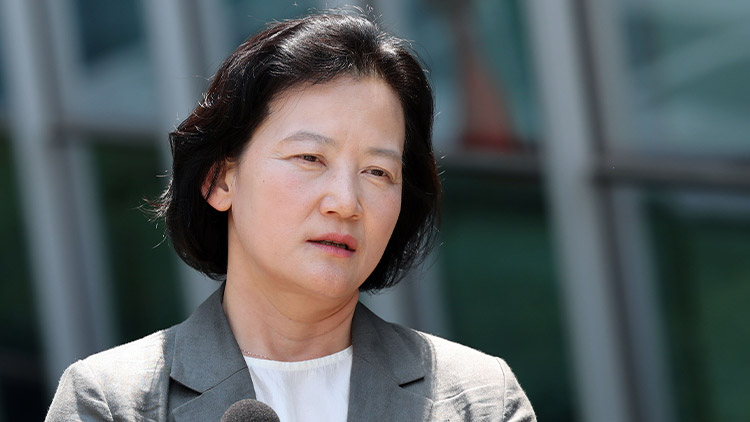 법무부 인사에서 고검 검사급 보직으로 사실상 강등된 정유미 검사장(대전고검 검사)이 지난 11일 서울 서초구 서울행정법원에서 열린 인사명령처분취소 1심 판결선고기일에 출석한 뒤 밖으로 나서며 취재진 질문에 답하고 있다. /연합뉴스