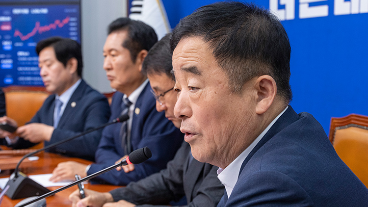 더불어민주당 강득구 최고위원이 지난 15일 국회에서 열린 최고위원회의에서 발언하고 있는 모습 /연합뉴스