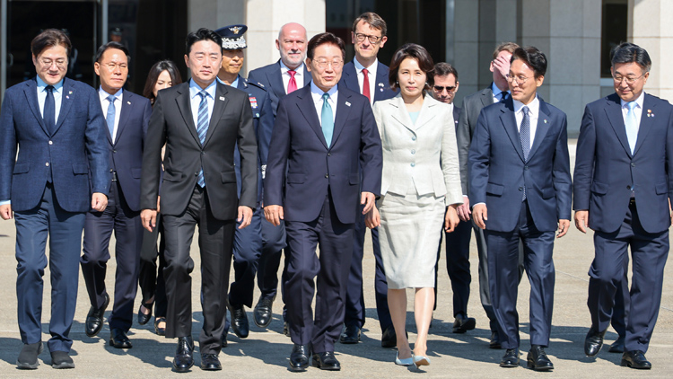 주요7개국(G7) 정상회의 참석과 유럽 순방을 위해 출국하는 이재명 대통령과 김혜경 여사가 지난 9일 성남 서울공항에서 공군 1호기로 이동하고 있는 모습 /연합뉴스
