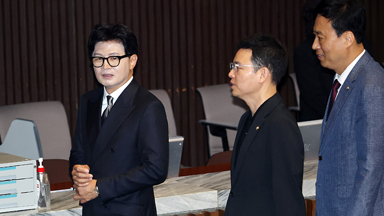 무소속 한동훈 의원이 지난 11일 국회에서 열린 제436회 국회(임시회) 2차 본회의에서 국민의힘 박정훈, 정성국 의원과 인사를 나눈 뒤 나란히 이동하고 있다. /연합뉴스