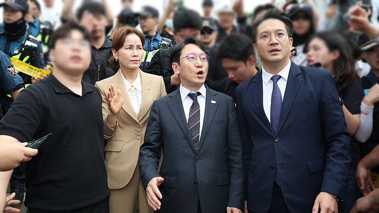 더불어민주당 임오경(왼쪽부터), 천준호, 전용기 의원이 17일 6.3 지방선거 서울 송파개표소였던 올림픽공원 핸드볼경기장에 진입하려다 봉쇄 시위 중인 시민들에 막혀 되돌아가고 있다. /연합뉴스