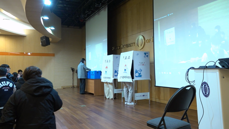 지난 2025년 12월, 한국외대 노조가 임시총회를 열어 조직형태 변경(민주노총 탈퇴) 안건을 투표하고 있다 /한국외대 노조 제공
