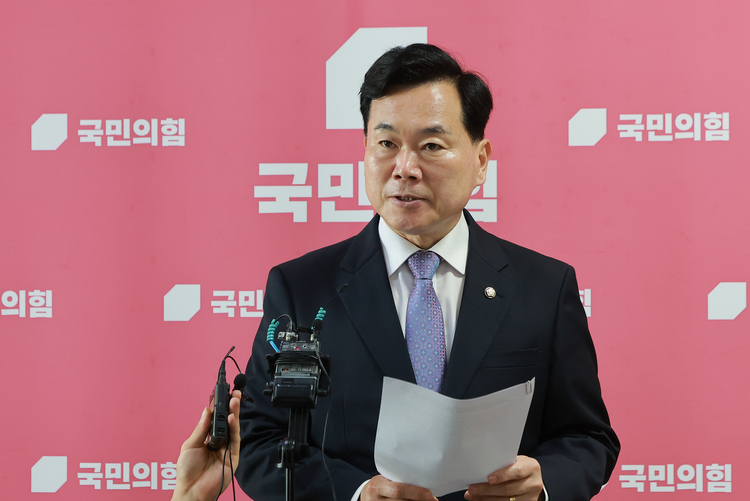 국민의힘 김승수 원내운영수석부대표가 17일 국회에서 6·3 지방선거 때 발생한 투표용지 부족 사태에 대한 국회 국정조사특별위원회와 관련해 결정한 사항을 설명하고 있다.  /연합뉴스 