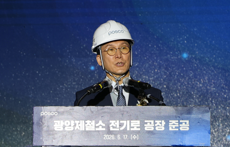 김민석 국무총리가 17일 전남 광양시 포스코 광양제철소에서 열린 전기로 준공행사에서 축사하고 있다.  /연합뉴스 