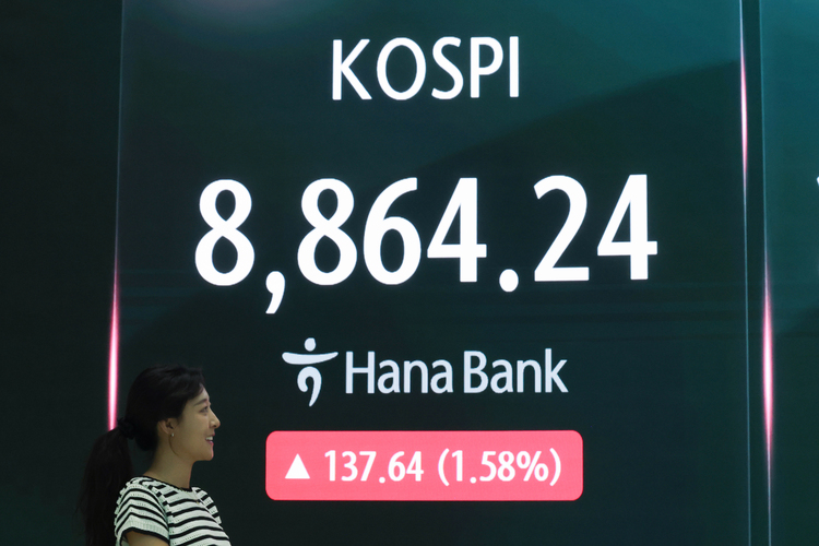 17일 서울 중구 하나은행 본점 딜링룸 현황판에 코스피가 표시돼 있다. /연합뉴스 