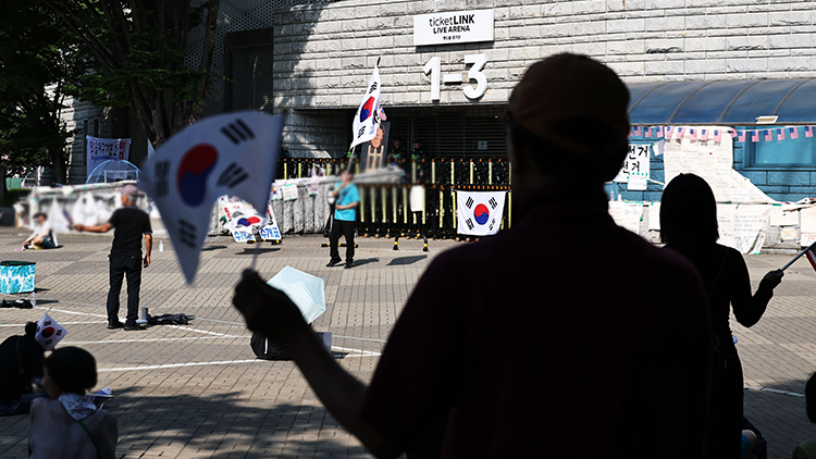 6·3 지방선거 투표용지 부족 사태로 인한 '개표소 봉쇄 시위'가 계속되고 있는 18일 서울 송파구 올림픽공원 핸드볼경기장 출입문 앞에서 참가자들이 구호를 외치고 있다. /연합뉴스