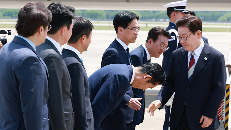 G7 정상회의와 유럽 순방을 마치고 귀국한 이재명 대통령이 18일 성남 서울공항에서 환영나온 더불어민주당 정청래 대표와 인사하고 있다. /연합뉴스