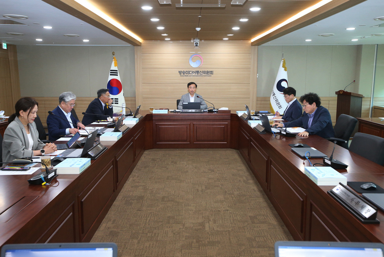 김종철 방송미디어통신위원장(가운데)이 18일 정부과천청사에서 '2026년 제18차 전체회의'를 진행하고 있다.