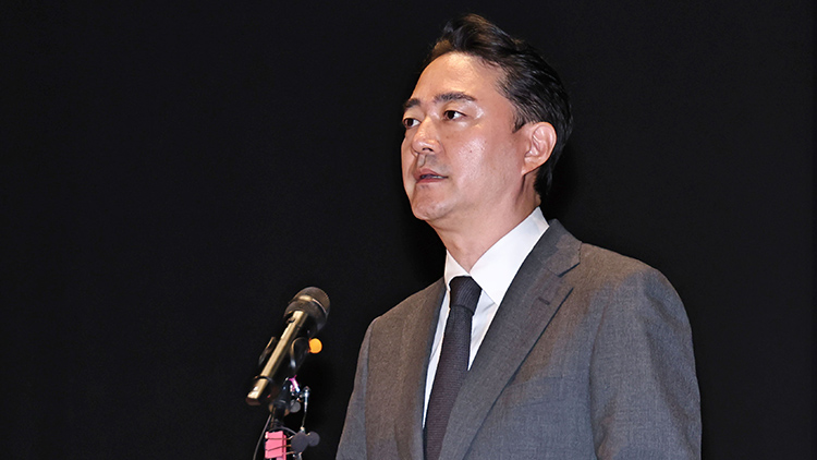 홍정도 중앙그룹 부회장이 지난 15일 서울 마포구 중앙일보빌딩에서 열린 JTBC 등 중앙그룹 일부 계열사의 유동성 위기로 인한 회생 절차 개시 관련 입장 발표 기자회견에서 사과문을 낭독하고 있다. /연합뉴스