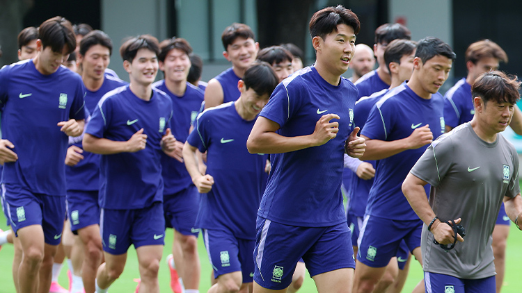 2026 북중미 월드컵에 출전한 한국 축구 국가대표팀 손흥민 등 선수들이 17일(현지시간) 오후 멕시코 과달라하라 인근 사포판의 치바스 바예 베르데에서 훈련을 하고 있다.  /연합뉴스