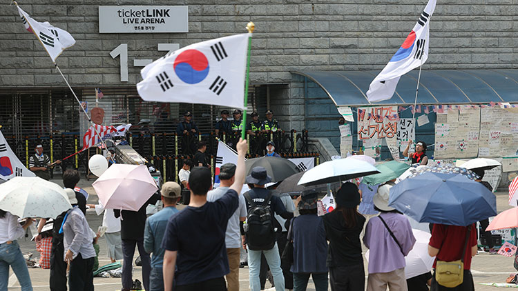 6·3 지방선거 투표용지 부족 사태로 인한 '개표소 봉쇄 시위'가 계속되고 있는 19일 서울 송파구 올림픽공원 핸드볼경기장 출입문 앞에서 참가자들이 구호를 외치고 있다. /연합뉴스