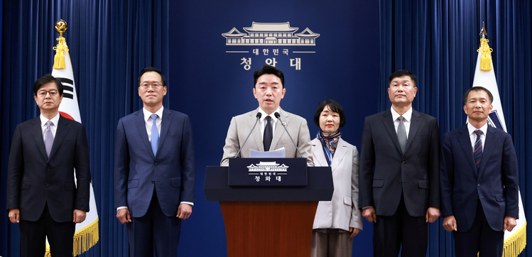 강훈식 비서실장이 21일 청와대 기자회견장에서 이재명 대통령이 새로 임명한 참모들과 인사 관련 브리핑을 하고 있다. 왼쪽부터 홍보소통수석 성기홍 전 연합뉴스 사장, 민정수석비서관 한찬식 김앤장법률사무소 변호사, 강 비서실장, 사회수석비서관 김경자 우석대 객원교수, 국가안보실 1차장 강건작 대통령직속 미래국방전략위원회 위원, 국가안보실 3차장 송기호 경제안보비서관.  /연합뉴스 