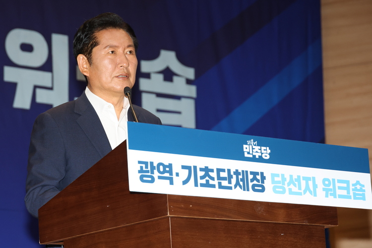 더불어민주당 정청래 대표가 21일 국회 의원회관에서 열린 6·3 지방선거 단체장 당선자 워크숍에서 인사말하고 있다. /연합뉴스 