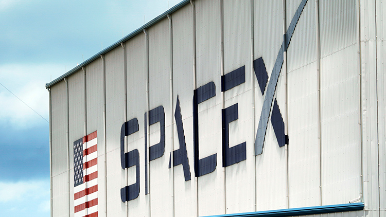 미국 플로리다주 케이프커내버럴의 케네디 우주센터 건물에 SpaceX 로고 모습 /AP=연합뉴스