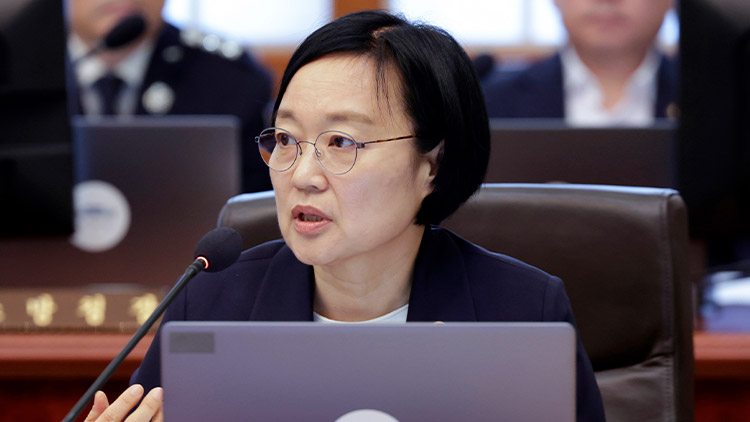 한성숙 중기부 장관이 23일 청와대에서 열린 국무회의 겸 비상경제점검회의에서 이재명 대통령 질문에 답하고 있다. /연합뉴스