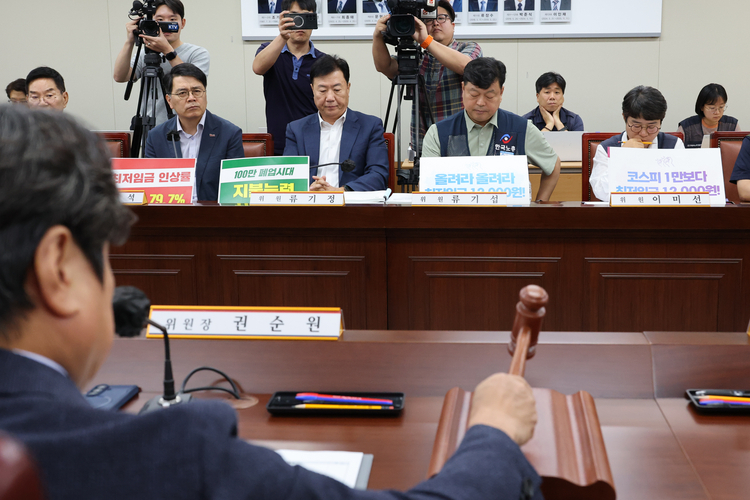 23일 정부세종청사 최저임금위원회에서 내년도 최저임금 인상률을 본격 논의하기 위한 제8차 전원회의가 열리고 있다. 왼쪽부터 사용자위원인 양옥석 중소기업중앙회 인력정책본부장과 류기정 한국경영자총협회(경총) 전무, 근로자위원인 류기섭 한국노총 사무총장과 민주노총 이미선 부위원장. /연합뉴스 