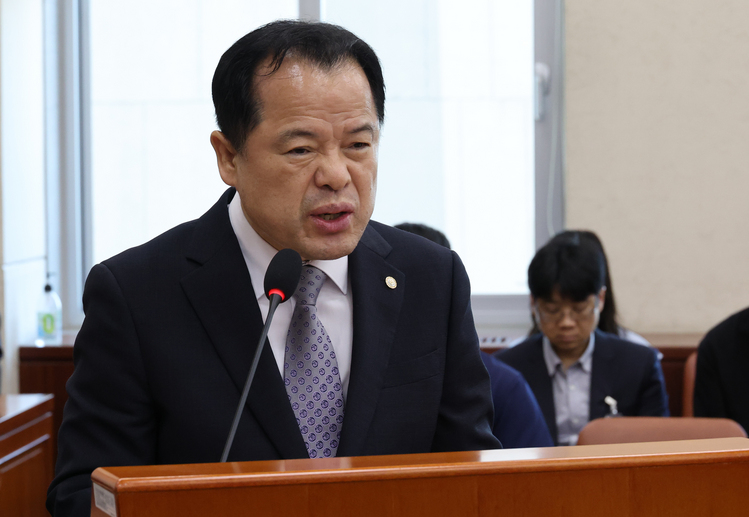 위철환 선관위원장 직무대행이 23일 국회에서 열린 투표용지 부족사태 등 국민참정권 침해 진상규명 및 선거관리 개혁을 위한 국정조사 특위 전체회의에서 업무보고를 하고 있다. /연합뉴스 