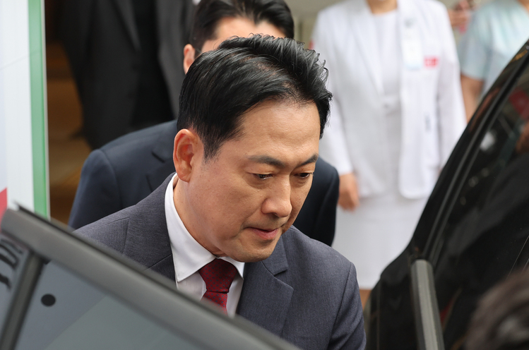 국민의힘 장동혁 대표가 24일 서울 시내 한 병원에서 퇴원하고 있다. /연합뉴스