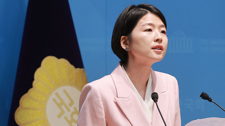 국민의힘 한지아 의원이 24일 국회 소통관에서 인요한 대한적십자사 회장 인선을 비판하고 있다. /연합뉴스