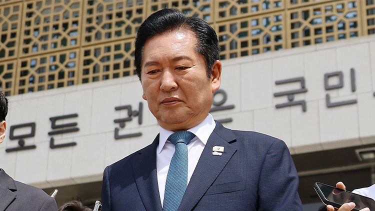 더불어민주당 정청래 대표가 24일 국회에서 열린 최고위원회의에서 대표직 사퇴 의사를 밝힌 뒤 차량으로 이동하고 있다. /연합뉴스