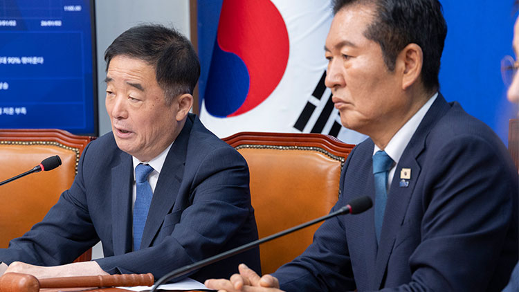 더불어민주당 강득구 최고위원이 24일 국회에서 열린 최고위원회의에서 차기 전당대회 불출마를 밝히며 정청래 대표의 지방선거 결과 평가에 대한 비판 발언을 하고 있다. /연합뉴스