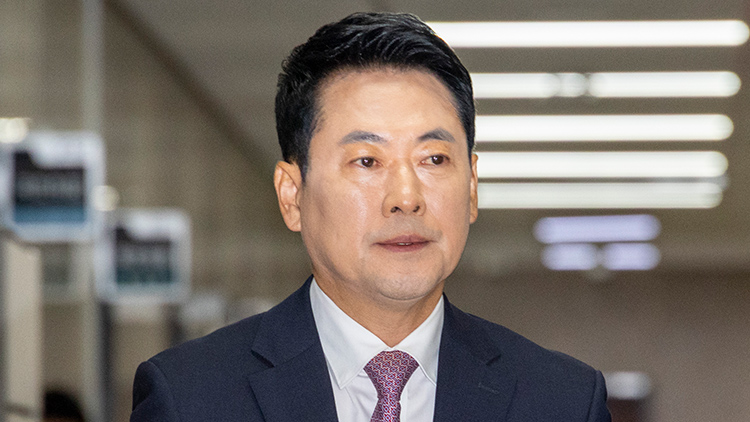 국민의힘 장동혁 대표가 25일 국회에서 열린 최고위원회의에 입장하고 있다. /연합뉴스