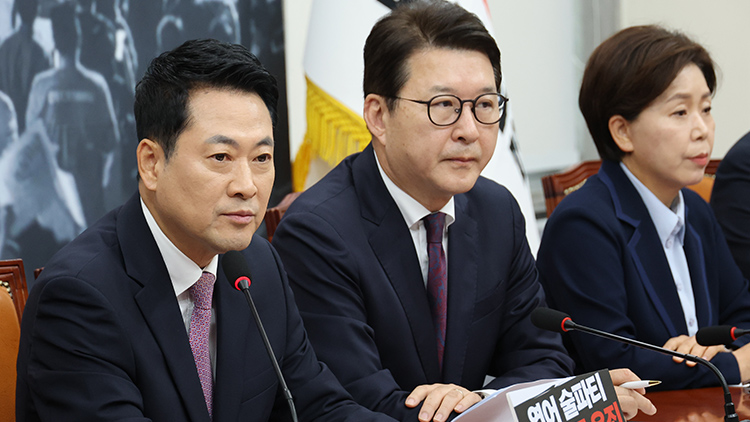 국민의힘 장동혁 대표가 25일 국회에서 열린 최고위원회의에서 발언하고 있다. /연합뉴스