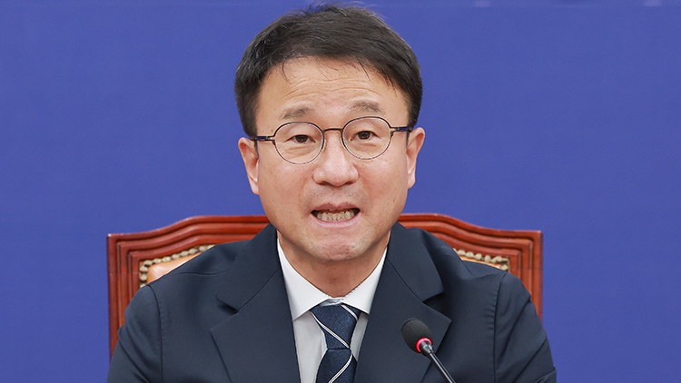 더불어민주당 한병도 당대표 직무대행 겸 원내대표가 25일 국회에서 열린 정책조정회의에 참석해 발언하고 있다. /연합뉴스
