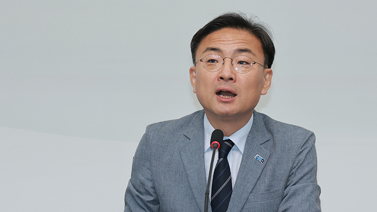 조국혁신당 신장식 당대표 권한대행이 25일 국회에서 열린 최고위원회의에 참석해 발언하고 있다. /연합뉴스