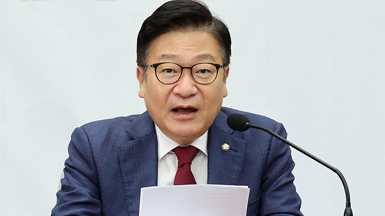 국민의힘 정점식 원내대표(가운데)가 26일 국회에서 열린 원내대책회의에서 발언하고 있다. /연합뉴스