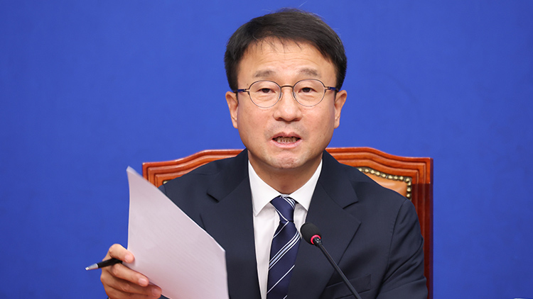 더불어민주당 한병도 당 대표 직무대행 겸 원내대표가 26일 서울 여의도 국회에서 열린 최고위원회의에서 발언하고 있다. /연합뉴스
