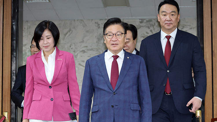 국민의힘 정점식 원내대표가 26일 국회에서 열린 원내대책회의에 입장하고 있다. /연합뉴스
