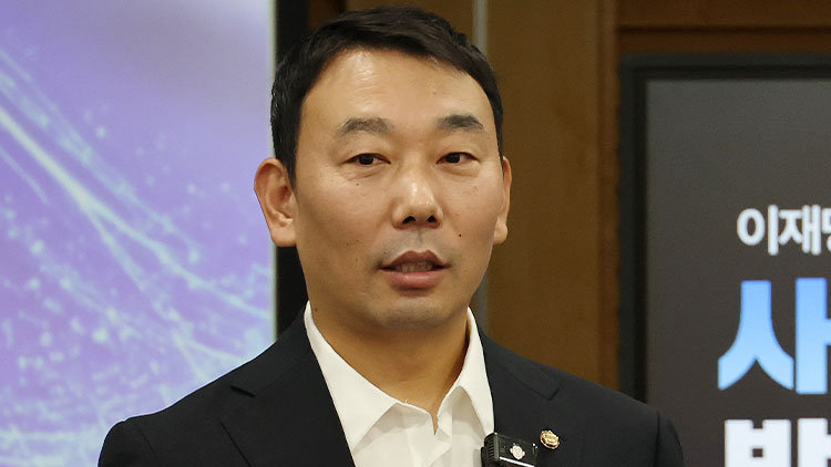 더불어민주당 김용민 의원이 지난 25일 국회의원회관에서 열린 사회 대개혁 지도 발표 기자간담회에서 발언하고 있다. /연합뉴스