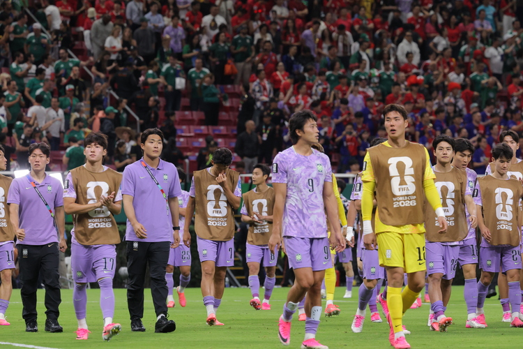 지난 18일(현지시간) 멕시코 사포판 과달라하라 스타디움에서 열린 2026 북중미 월드컵 A조 2차전 한국과 멕시코의 경기에서 0-1로 패한 대표팀 선수들이 아쉬워하고 있다. /연합뉴스
