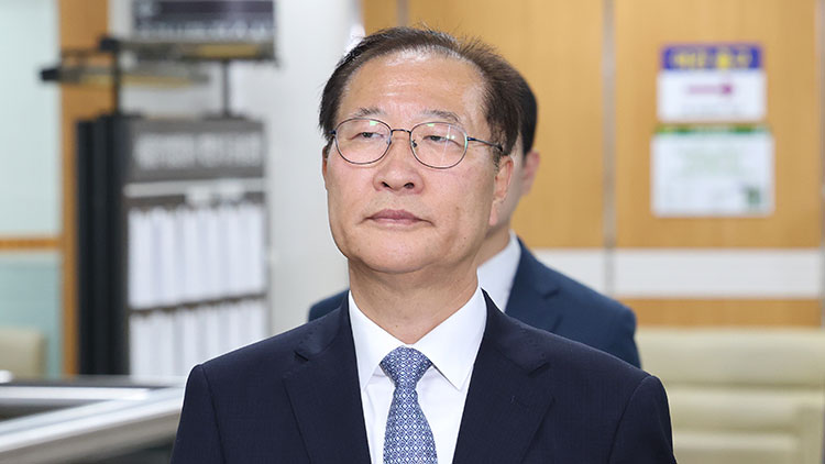 12·3 비상계엄에 가담하고 김건희 여사의 수사 청탁을 들어준 혐의로 기소된 박성재 전 법무부 장관이 지난 22일 서울 서초구 서울중앙지법에서 열린 1심 선고 공판에 출석하고 있다. /연합뉴스