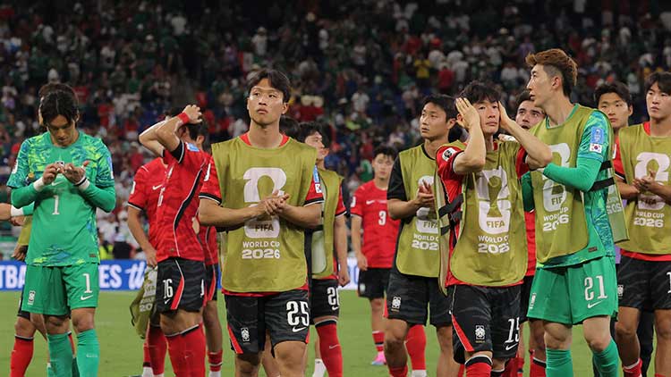 한국 축구 대표팀 선수들이 24일(현지시간) 멕시코 몬테레이 스타디움에서 열린 2026 북중미 월드컵 A조 3차전 남아프리카공화국과의 경기에서 패배하며 조 3위를 확정한 뒤 아쉬워하고 있다. /연합뉴스