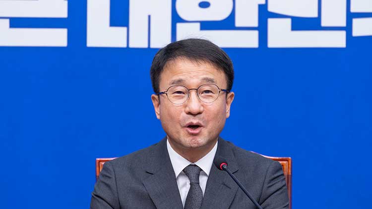 더불어민주당 한병도 당 대표 권한대행 및 원내대표가 29일 국회에서 열린 최고위원회의에서 발언하고 있다. /연합뉴스