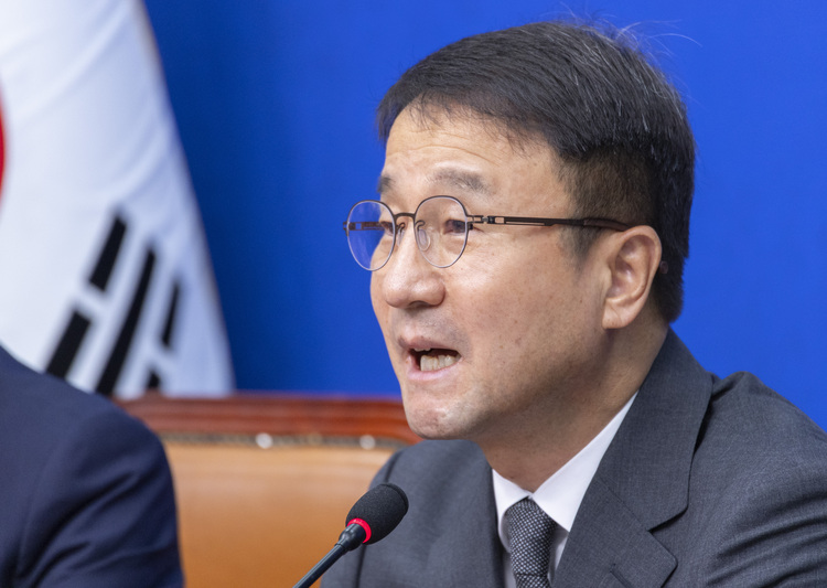 더불어민주당 한병도 당 대표 권한대행 및 원내대표가 29일 국회에서 열린 최고위원회의에서 이번주 초 22대 하반기 국회 원구성을 강력히 요구하는 발언을 하고 있다. /연합뉴스