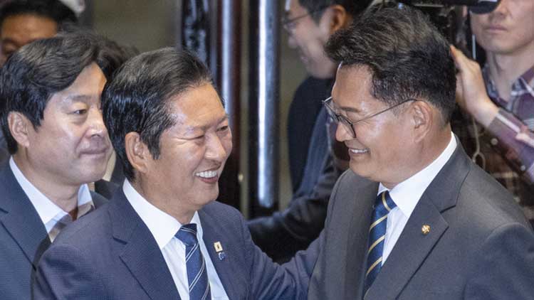더불어민주당 정청래 대표(왼쪽)와 송영길 의원 /연합뉴스
