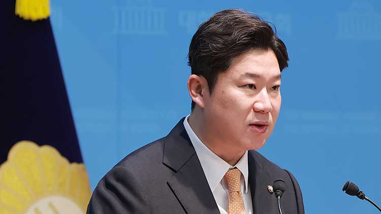 국민의힘 진종오 의원이 29일 국회 소통관에서 한국 축구 대표팀의 월드컵 성적과 관련해 대한축구협회 수뇌부 전원 사퇴와 홍명보 감독 선임 과정 등에 대한 진상규명을 촉구하고 있다. /연합뉴스