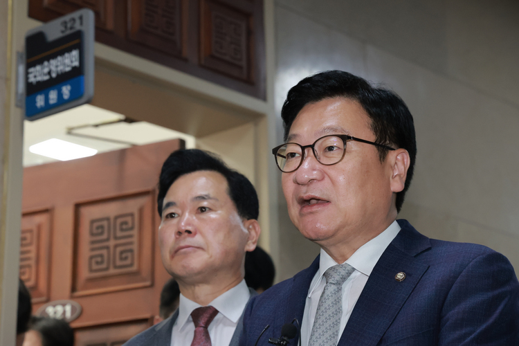 국민의힘 정점식 원내대표가 30일 국회에서 22대 국회 하반기 원 구성을 위한 더불어민주당 한병도 원내대표와의 회동을 마치고 운영위원장실에서 나와 회동 결과를 설명하고 있다. 여야 원내대표는 합의에 이르지 못했다고 밝혔다. /연합뉴스