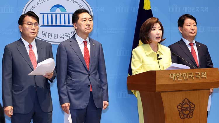 국민의힘 나경원 의원(왼쪽 세 번째)이 1일 국회 소통관에서 권창영 2차 종합 특별검사팀과 관련, 야당을 탄압 수사하는 특검이라며 규탄 기자회견을 열고 있다. 왼쪽부터 윤상현, 김기현, 나경원, 권영진 의원. /연합뉴스