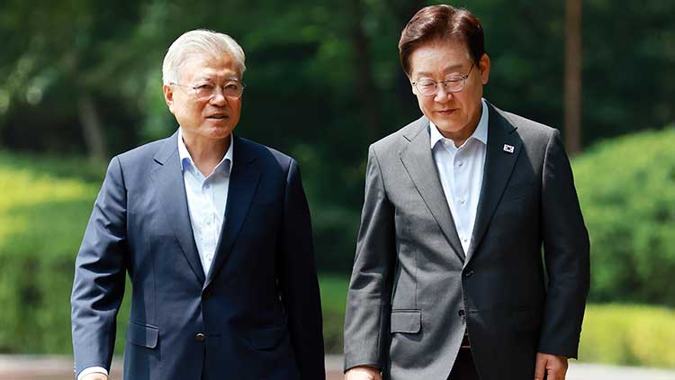 이재명 대통령과 문재인 전 대통령이 1일 청와대에서 대화하며 오찬장인 상춘재로 이동하고 있다. /연합뉴스