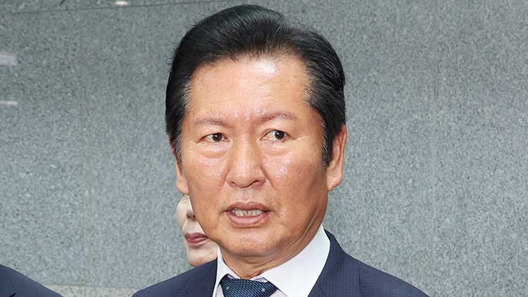 더불어민주당 정청래 전 대표가 1일 전북특별자치도청에서 취재진 질문에 답하고 있다. /연합뉴스