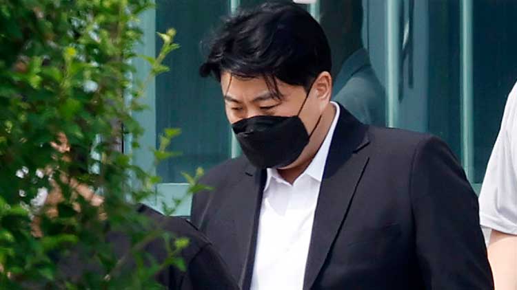 가수 김호중이 지난달 30일 경기 여주시 소망교도소에서 보석 출소하는 모습. /연합뉴스