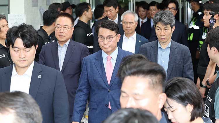 국회 '제9회 전국동시지방선거 투표용지 부족 사태 등 국민 참정권 침해 진상규명 및 선거관리 개혁을 위한 국정조사 특별위원회' 위원들이 2일 현장 조사를 마치고 서울 송파구 올림픽공원 핸드볼경기장 개표소에서 나오고 있다. /연합뉴스