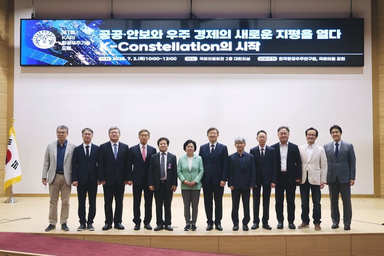 더불어민주당 김현 의원(왼쪽에서 여섯 번째)